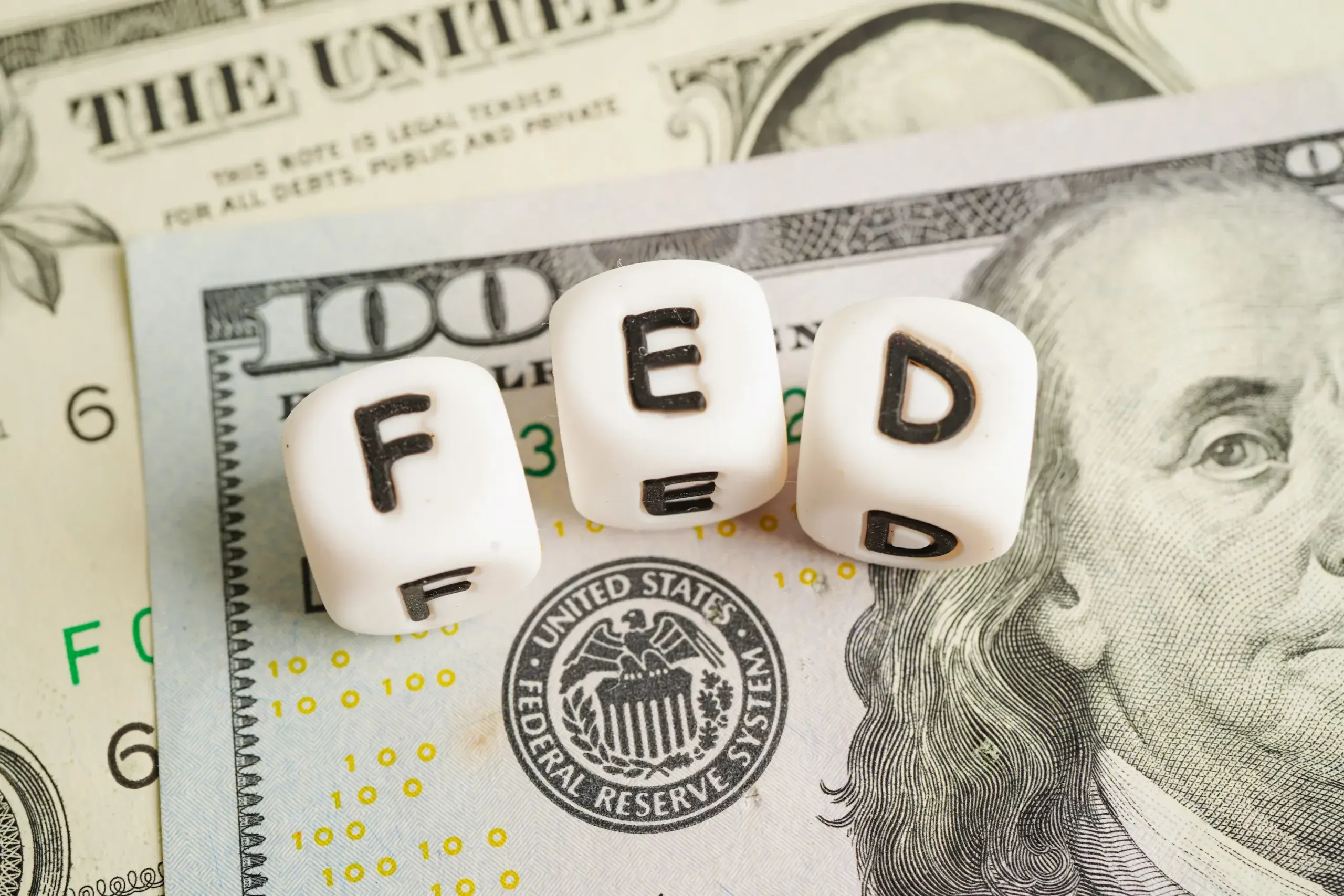La Fed ya ve a la IA como un foco de inflación y no descarta más tipos